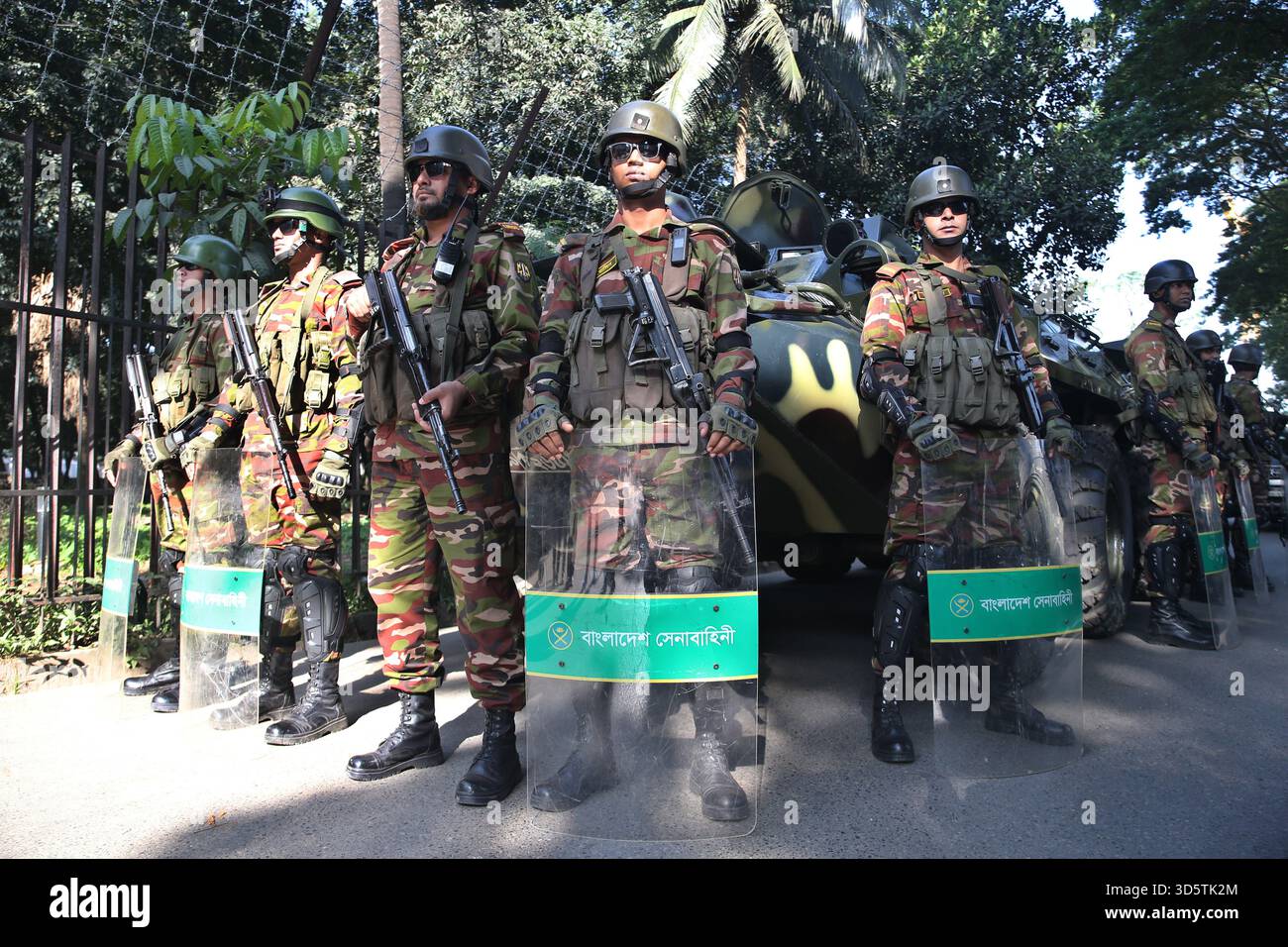 Dhaka, Bangladesh. 17 novembre 2025. Des agents de sécurité montent la garde dans les locaux du Tribunal pénal international à Dhaka, Bangladesh, le 17 novembre 2025. Un tribunal spécial de Dhaka, la capitale du Bangladesh, a condamné lundi l'ex-premier ministre chassé du Bangladesh, Sheikh Hasina, par contumace, à mort pour crimes contre l'humanité commis lors du soulèvement de juillet 2024. Crédit : Habibur Rahman/Xinhua/Alamy Live News Banque D'Images