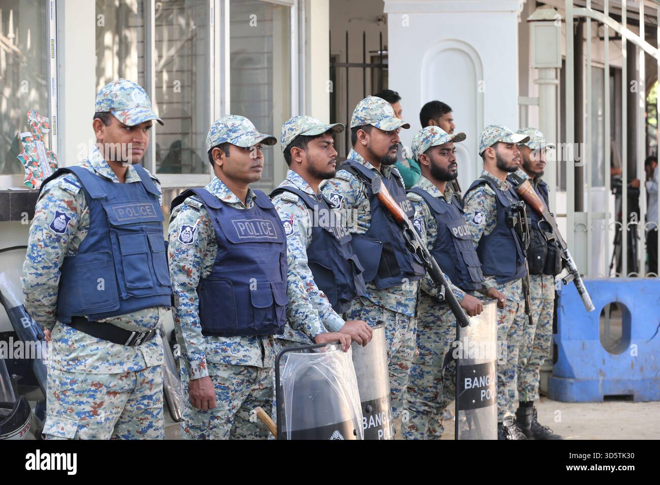 Dhaka, Bangladesh. 17 novembre 2025. Des agents de sécurité montent la garde dans les locaux du Tribunal pénal international à Dhaka, Bangladesh, le 17 novembre 2025. Un tribunal spécial de Dhaka, la capitale du Bangladesh, a condamné lundi l'ex-premier ministre chassé du Bangladesh, Sheikh Hasina, par contumace, à mort pour crimes contre l'humanité commis lors du soulèvement de juillet 2024. Crédit : Habibur Rahman/Xinhua/Alamy Live News Banque D'Images