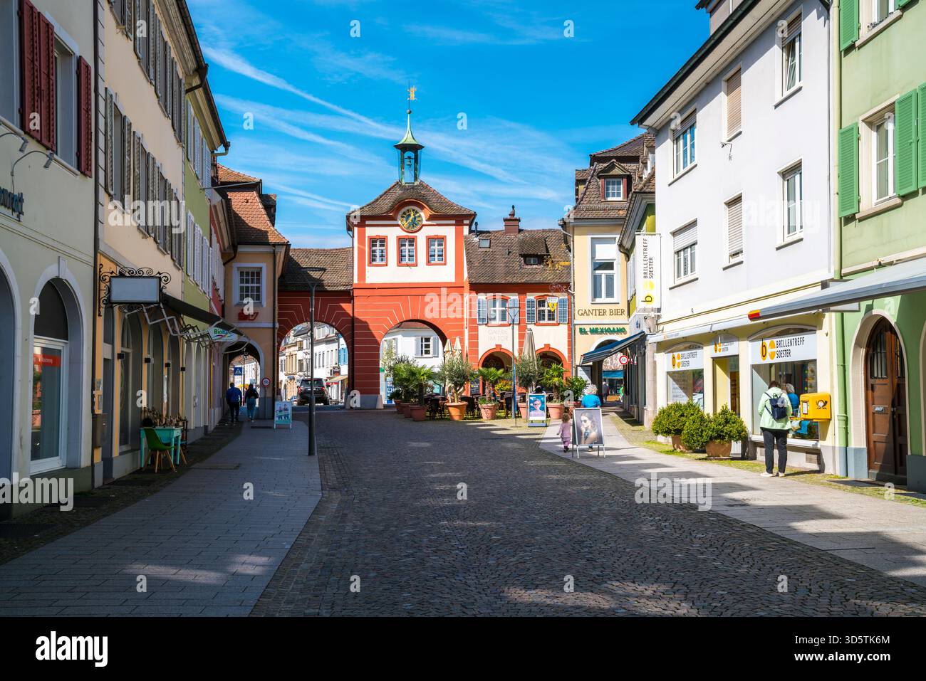 Emmendingen, Allemagne, 22 mars 2024, belle porte étroite de la ville et les rues de la vieille ville, des magasins et des restaurants avec des touristes visitant la ville avec bleu Banque D'Images