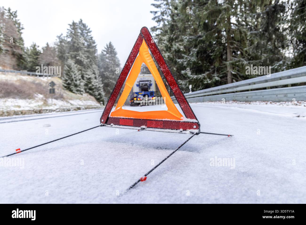Schnee im Taunus Ein Warndreieck steht auf der schneebedeckten Landstraße am Großen Feldberg. AM Nachmittag ist am Großen Feldberg im Taunus der erste Schnee des Winters gefallen., Schmitten Hessen Deutschland *** neige dans le Taunus Un triangle de présignalisation se dresse sur la route de campagne enneigée du Großer Feldberg la première neige de l'hiver est tombée sur le Großer Feldberg dans le Taunus dans l'après-midi, Schmitten Hessen Allemagne Banque D'Images