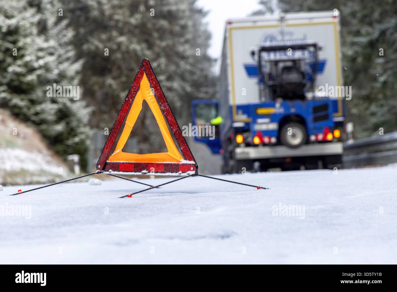 Schnee im Taunus Ein Warndreieck steht auf der schneebedeckten Landstraße am Großen Feldberg. AM Nachmittag ist am Großen Feldberg im Taunus der erste Schnee des Winters gefallen., Schmitten Hessen Deutschland *** neige dans le Taunus Un triangle de présignalisation se dresse sur la route de campagne enneigée du Großer Feldberg la première neige de l'hiver est tombée sur le Großer Feldberg dans le Taunus dans l'après-midi, Schmitten Hessen Allemagne Banque D'Images
