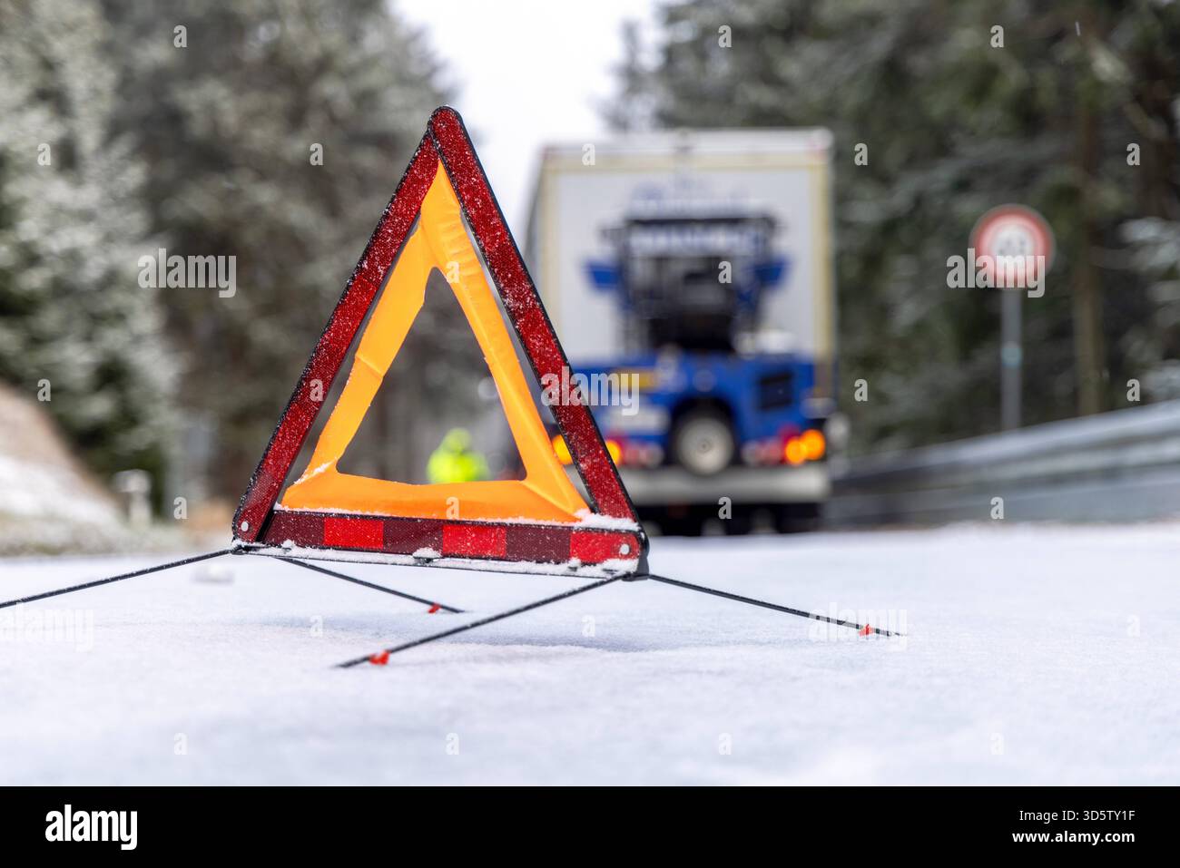 Schnee im Taunus Ein Warndreieck steht auf der schneebedeckten Landstraße am Großen Feldberg. AM Nachmittag ist am Großen Feldberg im Taunus der erste Schnee des Winters gefallen., Schmitten Hessen Deutschland *** neige dans le Taunus Un triangle de présignalisation se dresse sur la route de campagne enneigée du Großer Feldberg la première neige de l'hiver est tombée sur le Großer Feldberg dans le Taunus dans l'après-midi, Schmitten Hessen Allemagne Banque D'Images