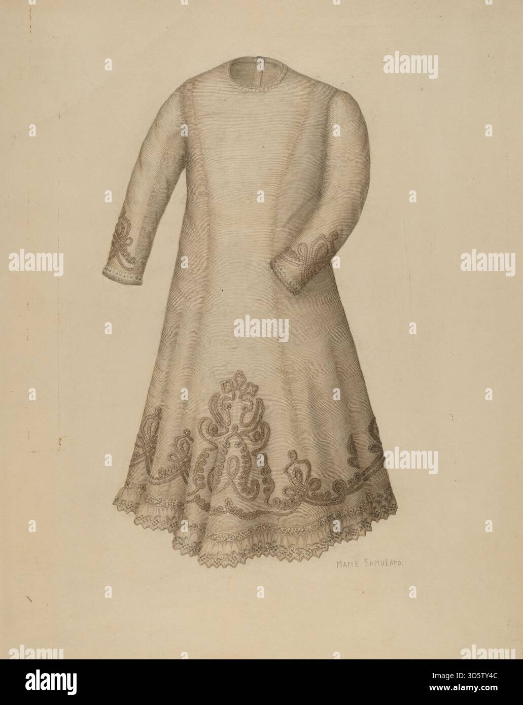 Robe bébé par Marie Famularo circa 1938, avec une coupe simple, un tissu léger, des manches courtes et des coutures décoratives. Le vêtement illustre la mode des enfants du début du XXe siècle, avec une attention particulière portée au confort et au travail textile raffiné. Banque D'Images