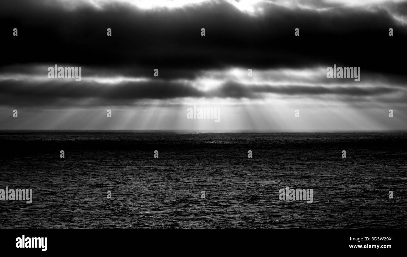 tempête tropicale océanique en noir et blanc Banque D'Images