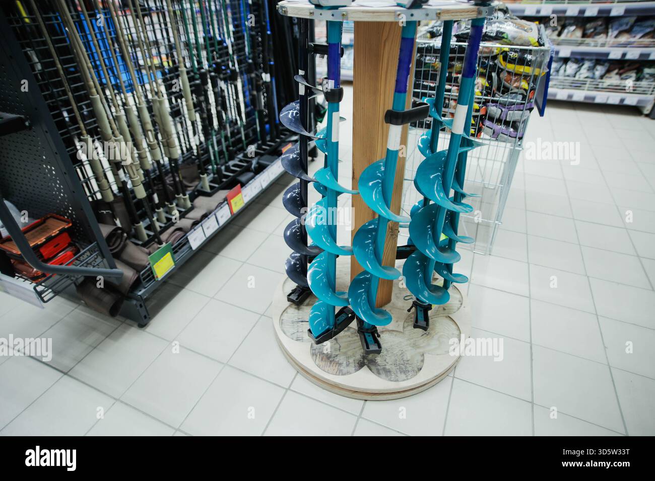 Vis à glace dans le magasin de pêche sur la vitrine. équipement de pêche hivernale. Banque D'Images