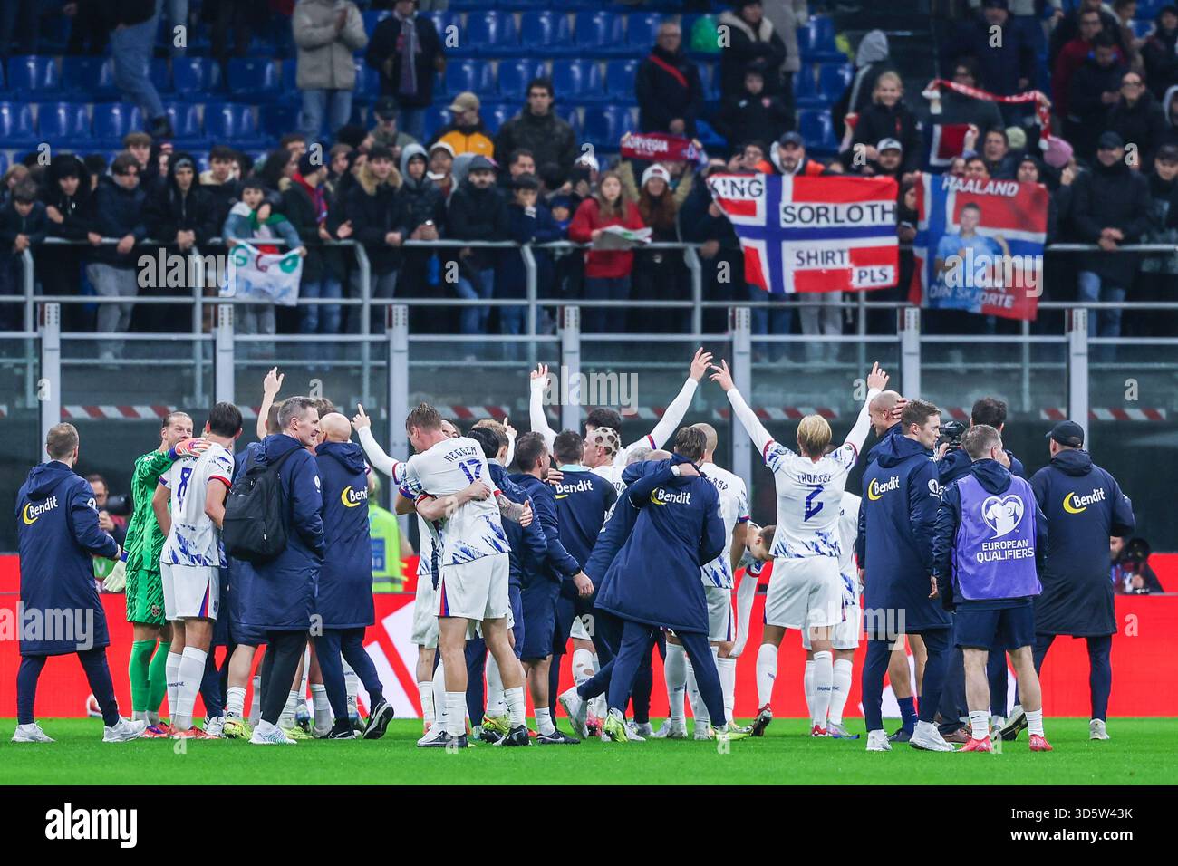Milan, Italie. 16 novembre 2025. Les joueurs norvégiens célèbrent la victoire à la fin du match lors du match de qualification de la Coupe du monde de la FIFA 2026 entre l'Italie et la Norvège au stade San Siro. Score final Italie 1 : 4 Norvège (photo Fabrizio Carabelli/SOPA images/SIPA USA) crédit : SIPA US/Alamy Live News Banque D'Images