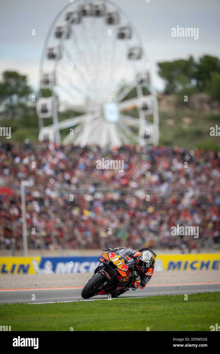 Pedro Acosta d'Espagne pilotant le Red Bull KTM Factory Racing (37) vu en action lors du Grand Prix de Motul de la Communauté valencienne le 16 novembre Banque D'Images