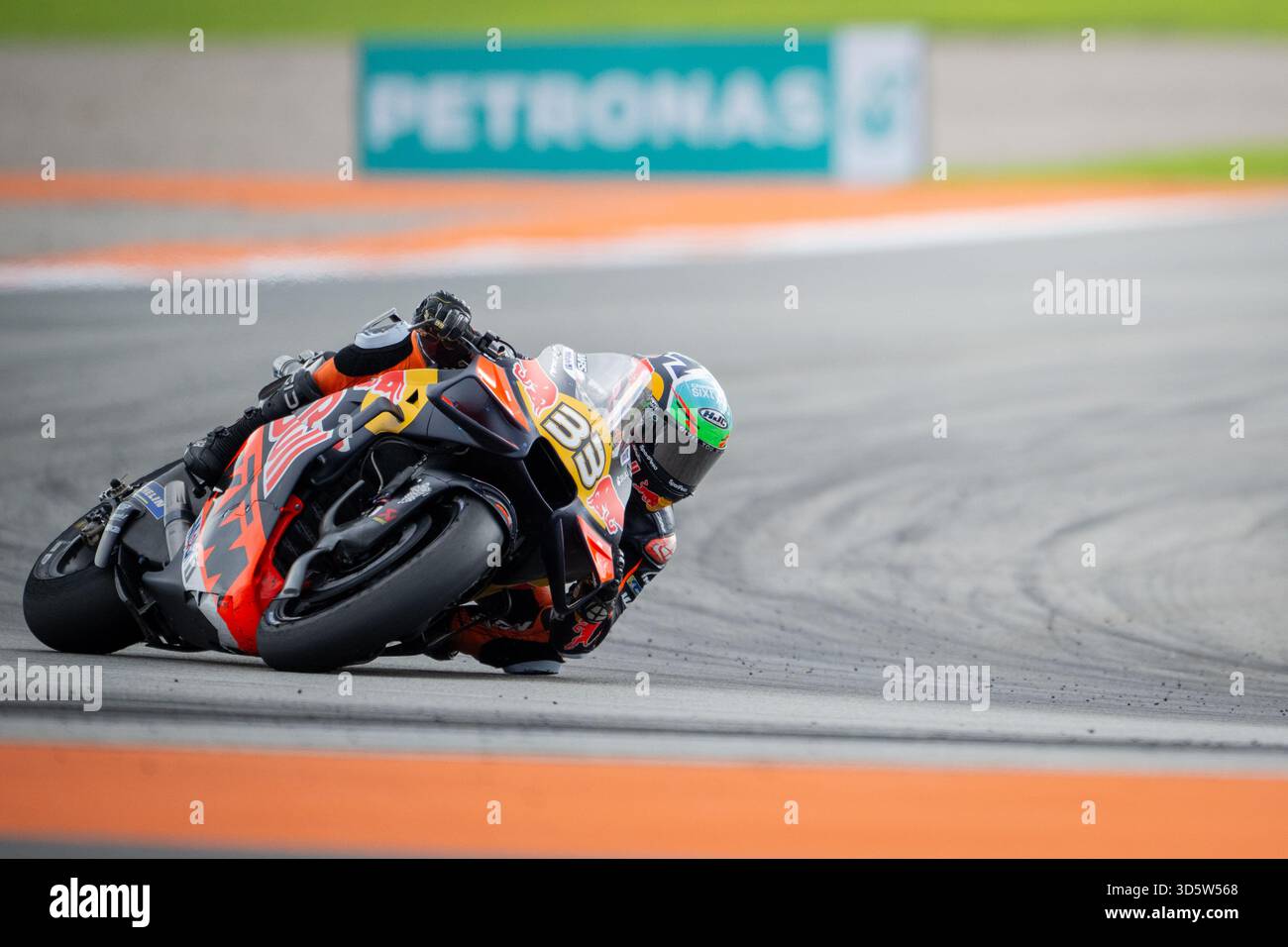 Brad Binder d'Afrique du Sud pilotant le Red Bull KTM Factory Racing (33) vu en action lors du Grand Prix Motul de la Communauté valencienne sur novem Banque D'Images