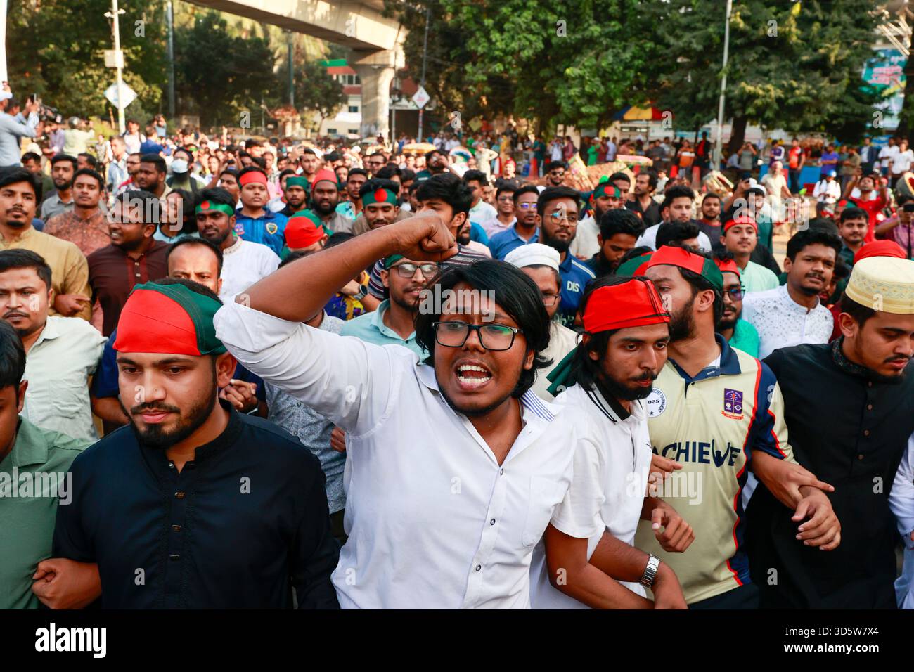 Dhaka, Bangladesh. 17 novembre 2025. Des étudiants de l’Université de Dhaka lèvent des signes de victoire et éclatent en célébration au Teachers-Student Centre (TSC) après que le Tribunal pénal international a prononcé la peine de mort à l’ancien premier ministre Sheikh Hasina pour crimes contre l’humanité, à Dhaka, au Bangladesh, le 17 novembre 2025. Une foule nombreuse s'était réunie plus tôt dans la journée pour regarder une retransmission en direct du verdict, organisée par le syndicat central des étudiants de l'Université de Dhaka (DUCSU). Les étudiants ont distribué des bonbons et scandé des slogans alors qu'ils célébraient la décision du tribunal. (Crédit image : © Suvra Kan Banque D'Images