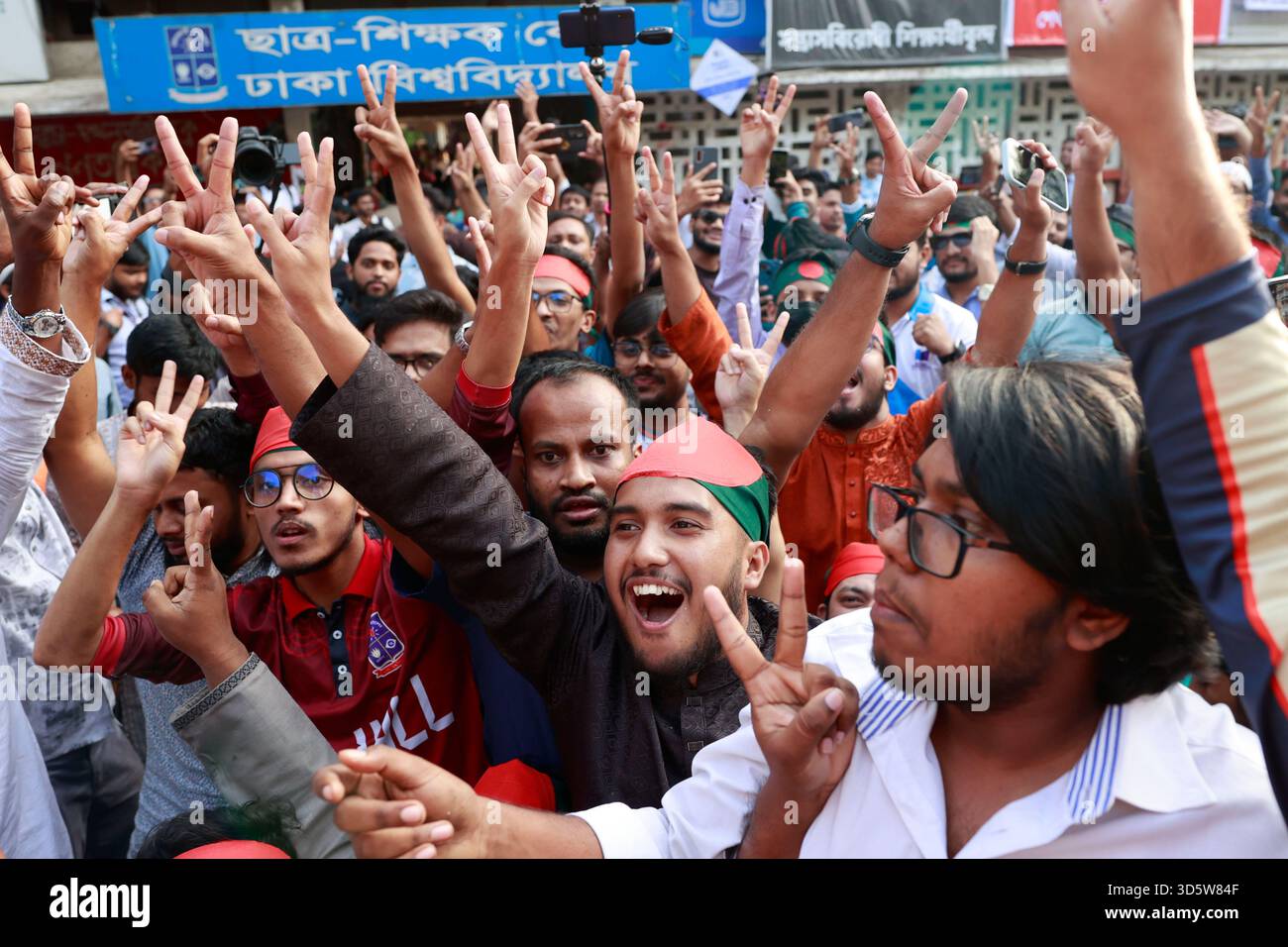 Dhaka, Bangladesh. 17 novembre 2025. Des étudiants de l’Université de Dhaka lèvent des signes de victoire et éclatent en célébration au Teachers-Student Centre (TSC) après que le Tribunal pénal international a prononcé la peine de mort à l’ancien premier ministre Sheikh Hasina pour crimes contre l’humanité, à Dhaka, au Bangladesh, le 17 novembre 2025. Une foule nombreuse s'était réunie plus tôt dans la journée pour regarder une retransmission en direct du verdict, organisée par le syndicat central des étudiants de l'Université de Dhaka (DUCSU). Les étudiants ont distribué des bonbons et scandé des slogans alors qu'ils célébraient la décision du tribunal. (Crédit image : © Suvra Kan Banque D'Images