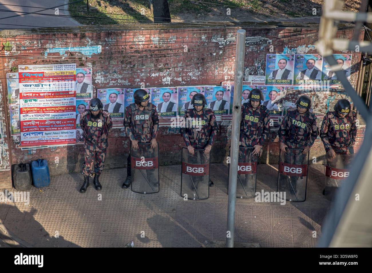 Dhaka, Bangladesh. 17 novembre 2025. Une forte présence sécuritaire vue avant que les juges lisent un verdict déclarant le premier ministre évincé Sheikh Hasina coupable de crimes contre l'humanité et lui infligeant une peine de mort. Sheikh Hasina a fui en août 2024 après que de nombreuses personnes ont été tuées au milieu de la répression des manifestations. (Photo de Sally Hayden/SOPA images/SIPA USA) crédit : SIPA USA/Alamy Live News Banque D'Images
