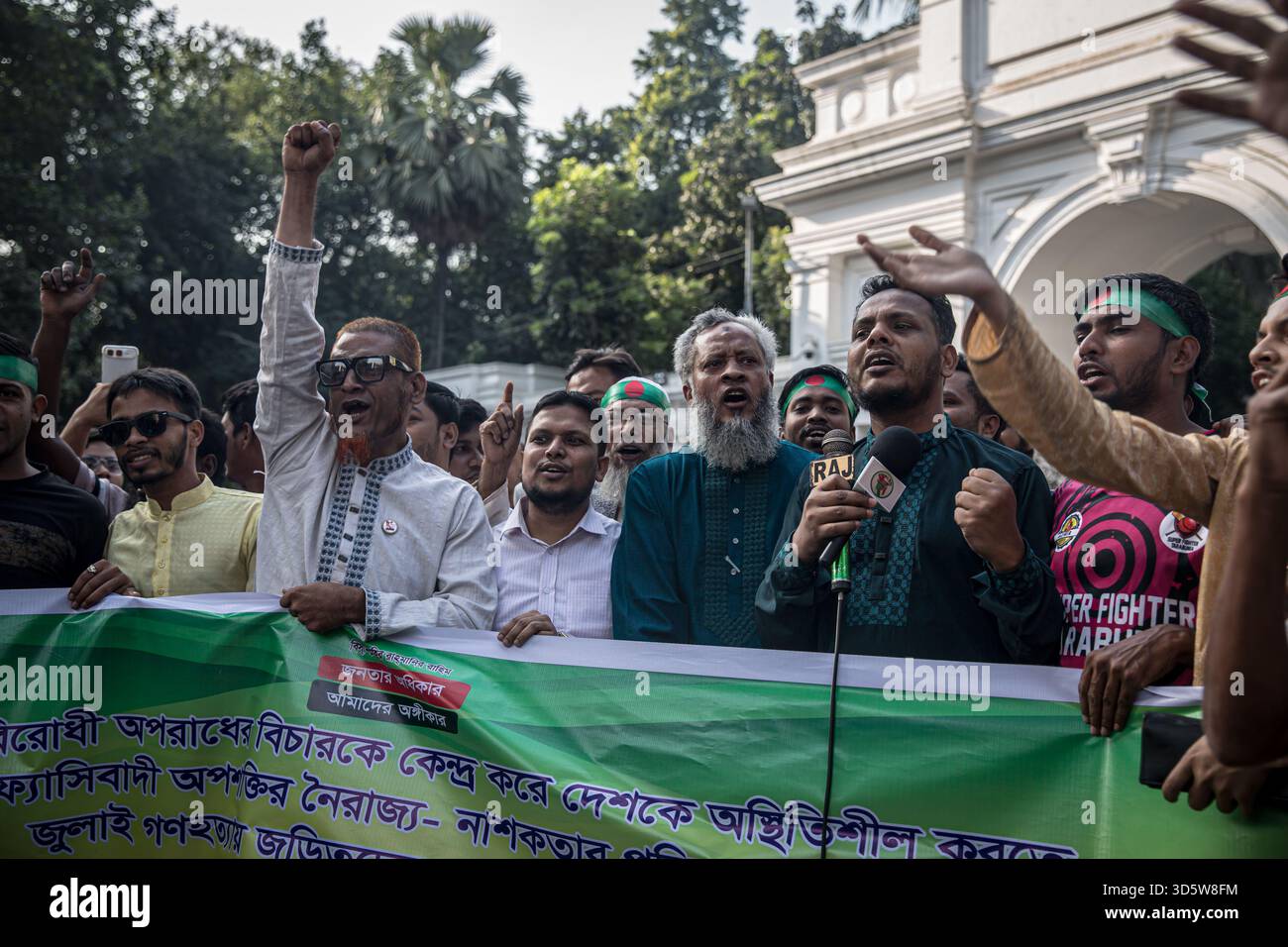 Dhaka, Bangladesh. 17 novembre 2025. Les gens célèbrent devant le Tribunal pénal international après que le premier ministre bangladais chassé Sheikh Hasina a été reconnu coupable de crimes contre l'humanité et condamné à mort. Sheikh Hasina a fui en août 2024 après que de nombreuses personnes ont été tuées au milieu de la répression des manifestations. (Photo de Sally Hayden/SOPA images/SIPA USA) crédit : SIPA USA/Alamy Live News Banque D'Images