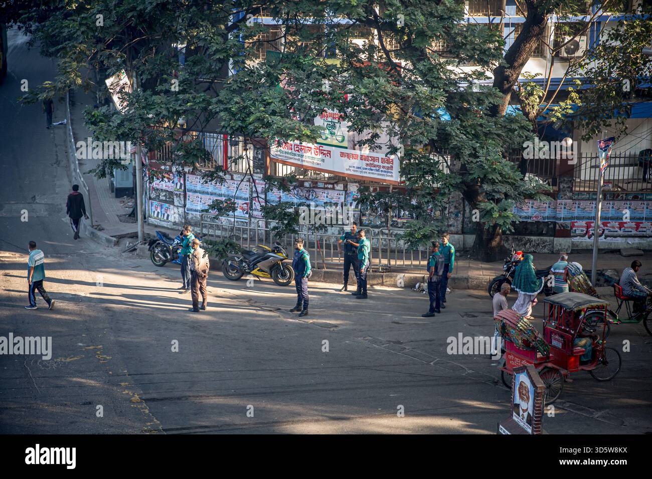 Dhaka, Bangladesh. 17 novembre 2025. Une forte présence sécuritaire vue avant que les juges lisent un verdict déclarant le premier ministre évincé Sheikh Hasina coupable de crimes contre l'humanité et lui infligeant une peine de mort. Sheikh Hasina a fui en août 2024 après que de nombreuses personnes ont été tuées au milieu de la répression des manifestations. (Photo de Sally Hayden/SOPA images/SIPA USA) crédit : SIPA USA/Alamy Live News Banque D'Images