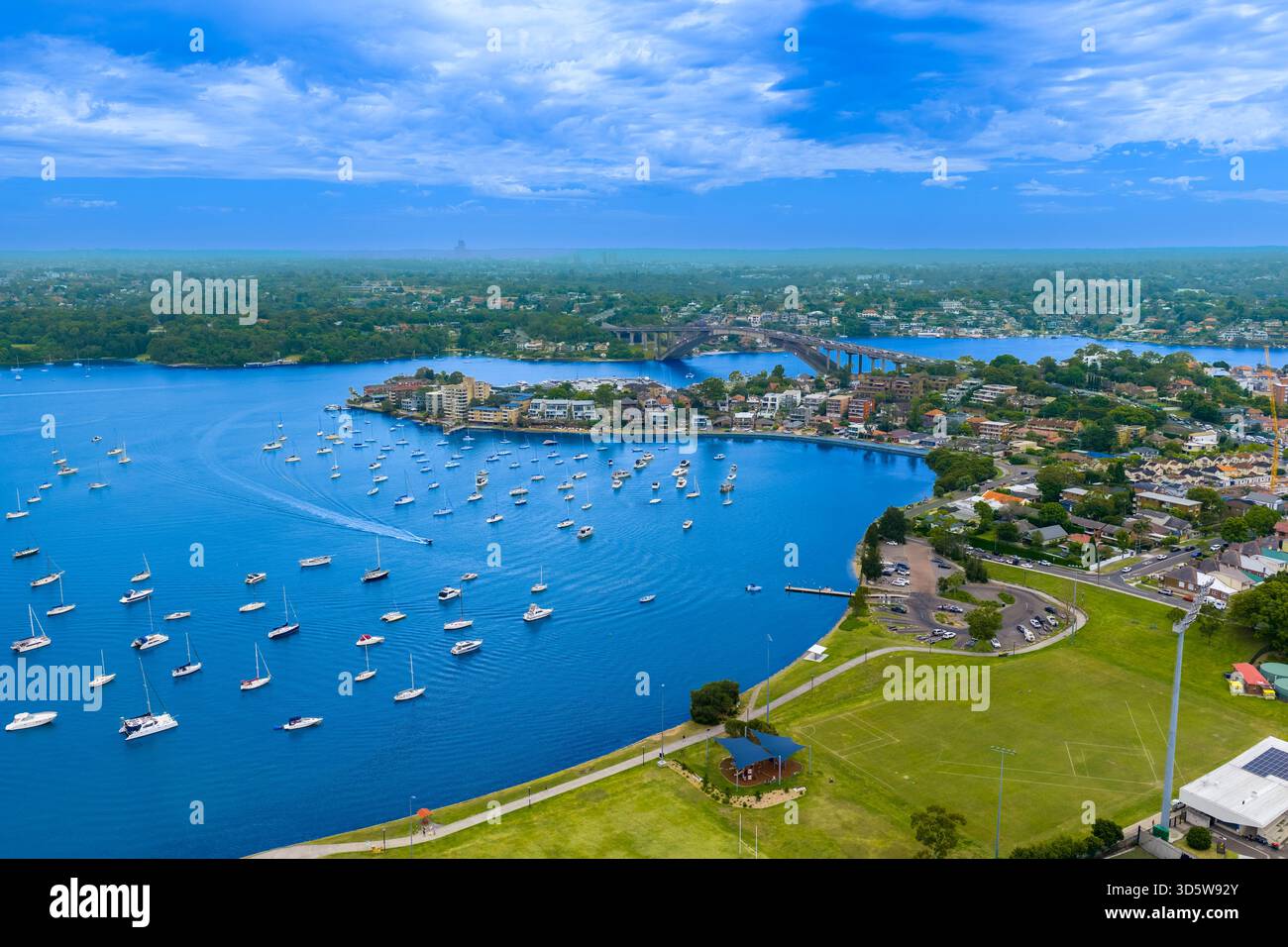 Photographie aérienne par drone de bateaux dans la baie de Drummoyne avec le pont de Gladesville en arrière-plan dans la banlieue de Drummoyne à Sydney. Banque D'Images