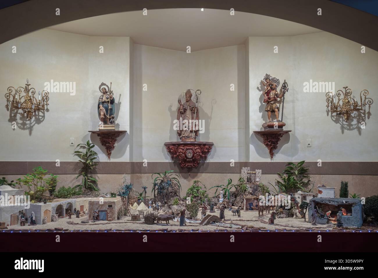 Scène de la Nativité dans l'église co-cathédrale de Santa María la Mayor avec décorations et lumières de Noël, Castellón de la Plana, Espagne, Europe Banque D'Images