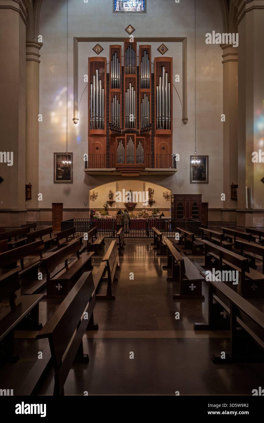Scène de la Nativité dans l'église co-cathédrale de Santa María la Mayor avec décorations et lumières de Noël, Castellón de la Plana, Espagne, Europe Banque D'Images