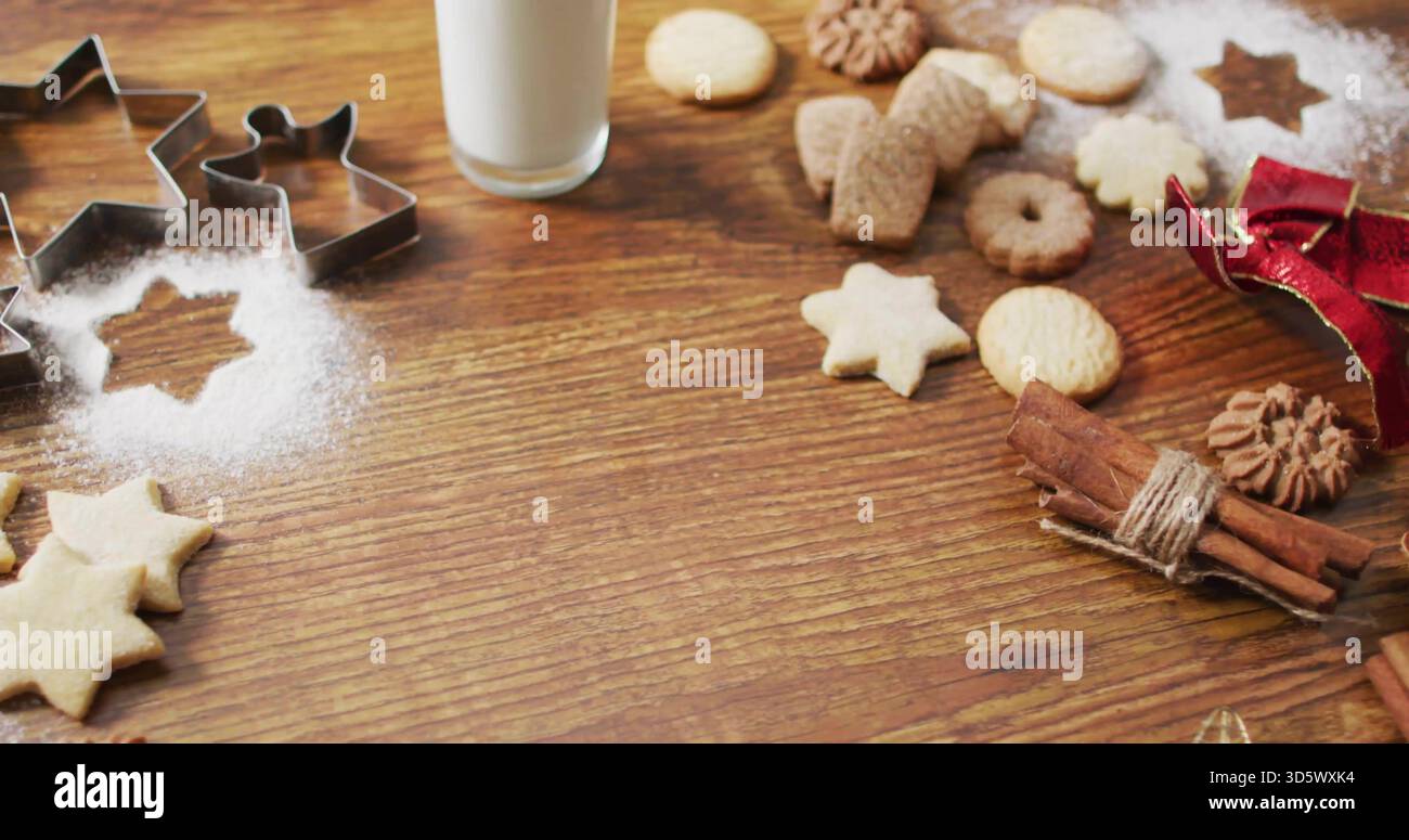 Montrant assortis biscuits des fêtes et emporte-pièces sur le dessus de table de la cuisine avec du lait, du sucre, de la cannelle Banque D'Images