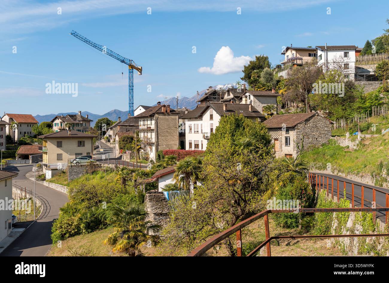 Vue panoramique sur le village de montagne de Mergoscia surplombant la vallée de Verzasca dans le canton du Tessin, Suisse Banque D'Images