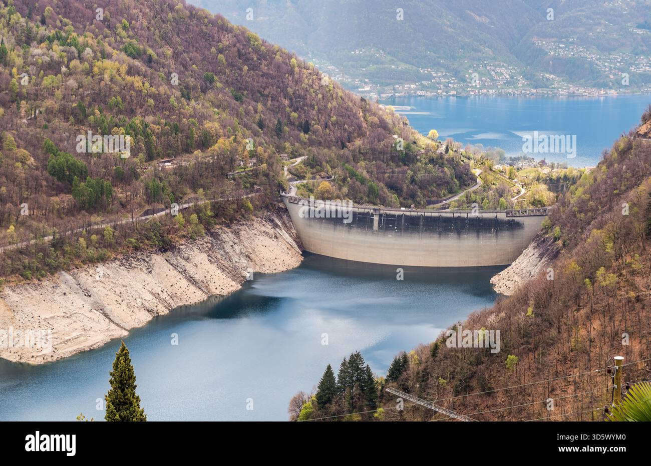 Vue du barrage de Contra vu du village de Mergoscia dans le canton du Tessin, Suisse. Banque D'Images