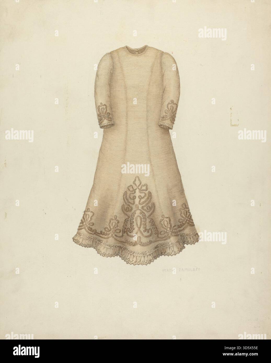 Robe bébé créée par Marie Famularo circa 1938, montrant un travail textile fin, tissu léger, manches courtes, et une silhouette simple. Il reflète les considérations pratiques et esthétiques de la mode enfantine du début du XXe siècle. Banque D'Images