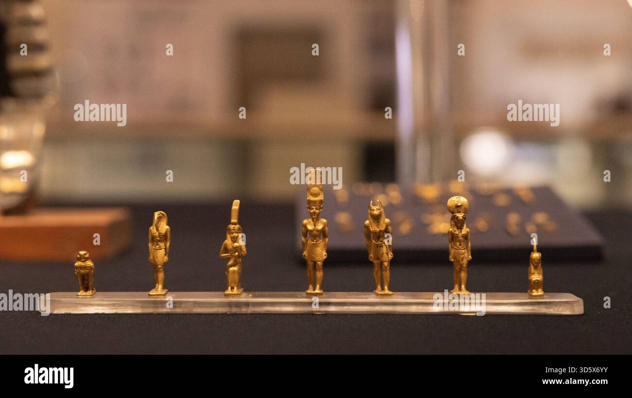 Sept figurines d'or de la taille d'un pouce de divinités égyptiennes au Musée national de la civilisation égyptienne au Caire, en Égypte. Banque D'Images