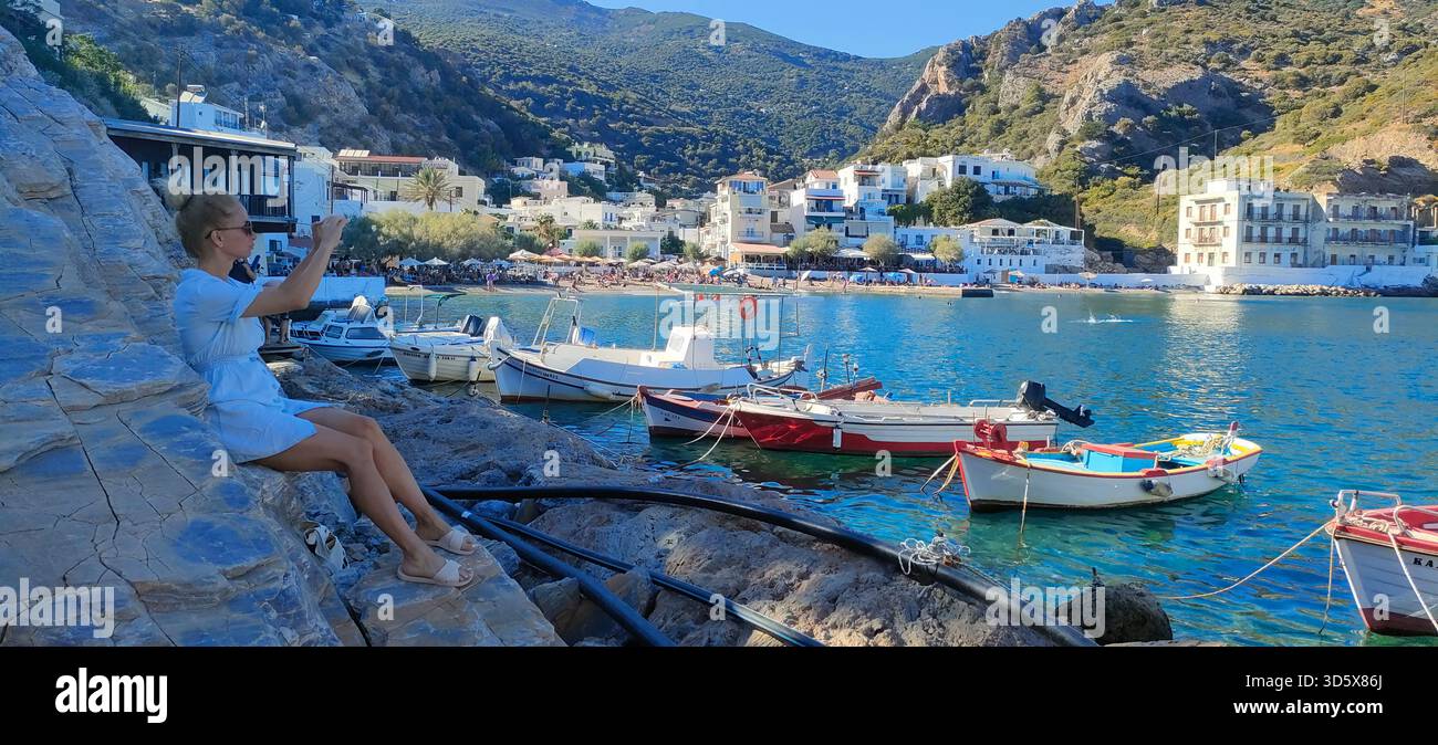 Therma, île d'Ikaria, Grèce - la grotte de source chaude, une enclave naturelle en plein air où les gens se baignent, située à proximité de la plage et du port de la ville - Image de stock capturée avec un smartphone
