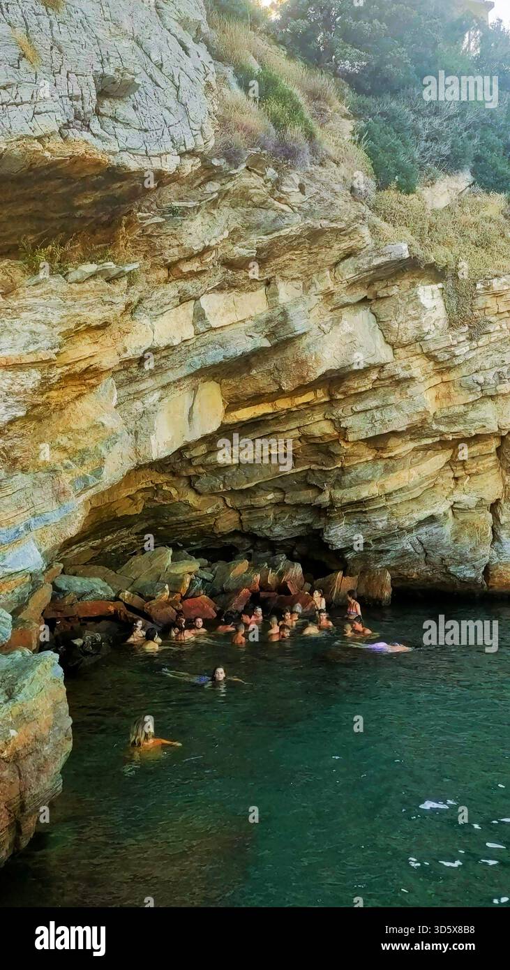 Therma, île d'Ikaria, Grèce - la grotte de source chaude, une enclave naturelle en plein air où les gens se baignent, située à proximité de la plage et du port de la ville - Image de stock capturée avec un smartphone