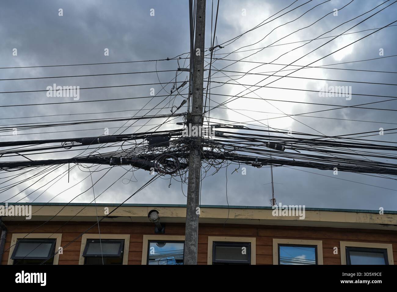 Chili Patagonia Carretera Austral, Coyhaique, lignes électriques Banque D'Images