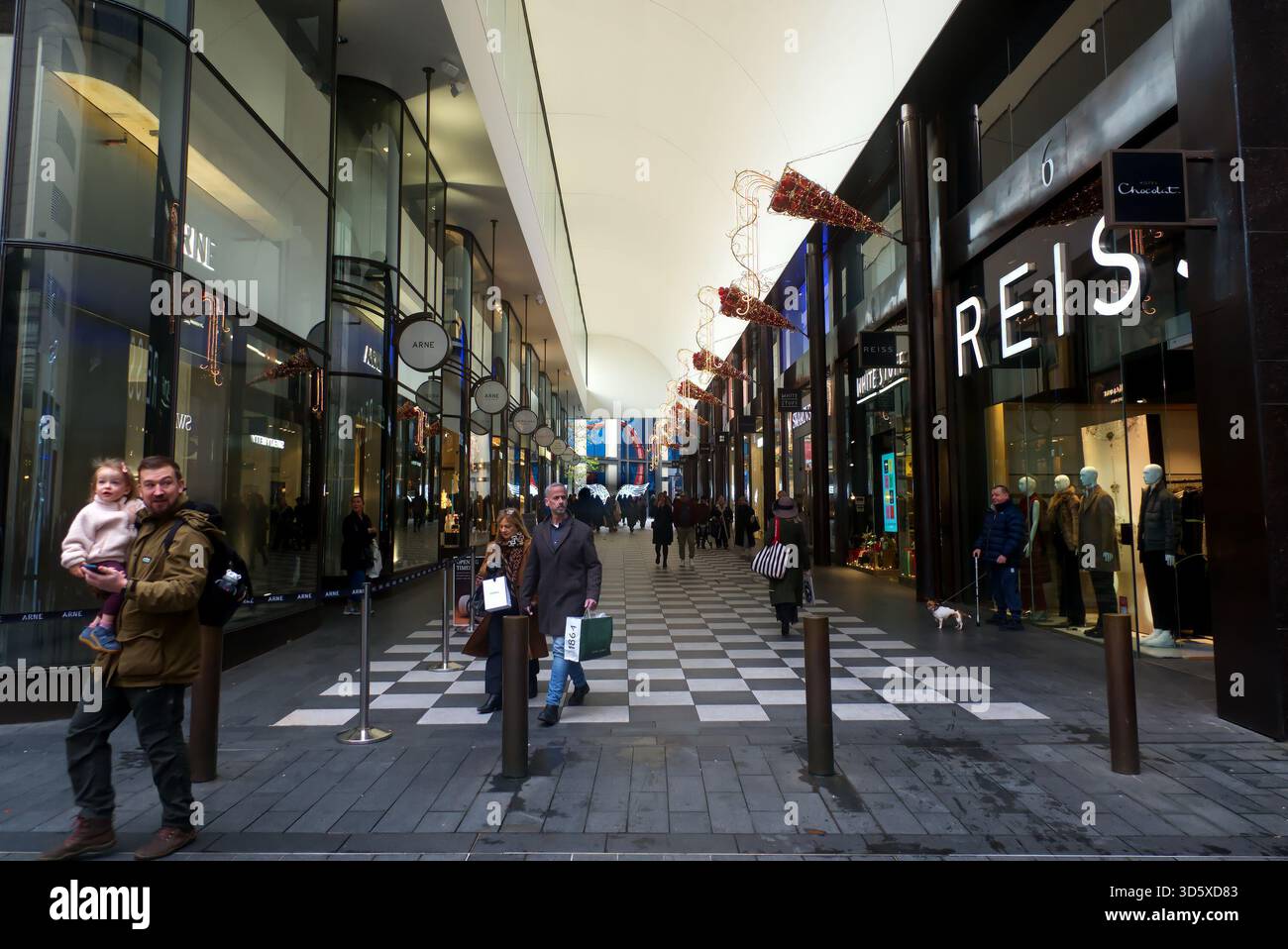 Les gens du début de Noël font du shopping dans la zone commerçante Liverpool One, avec des vitrines et des décorations lumineuses saisonnières. Banque D'Images