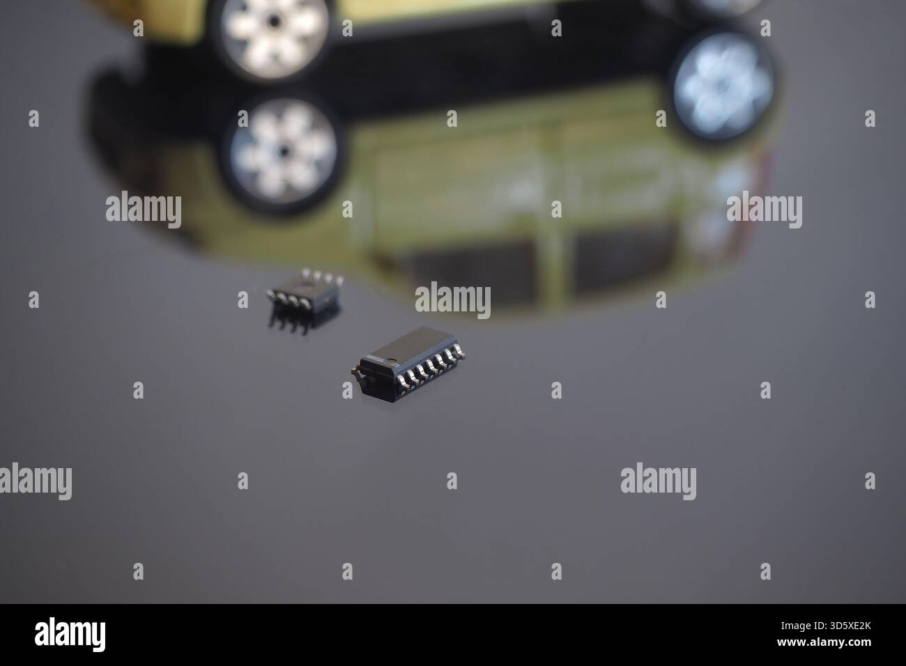 Puces semi-conductrices dans la fabrication automobile.concept de puce intelligente de voitures. Banque D'Images