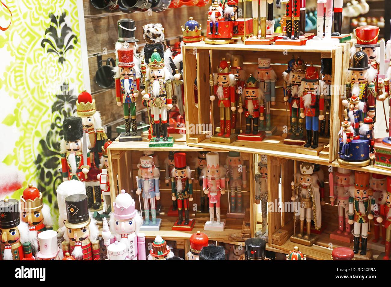 Figurines colorées festives de casse-noisette exposées dans un vitrail d'une boutique de souvenirs à Budapest, en Hongrie Banque D'Images