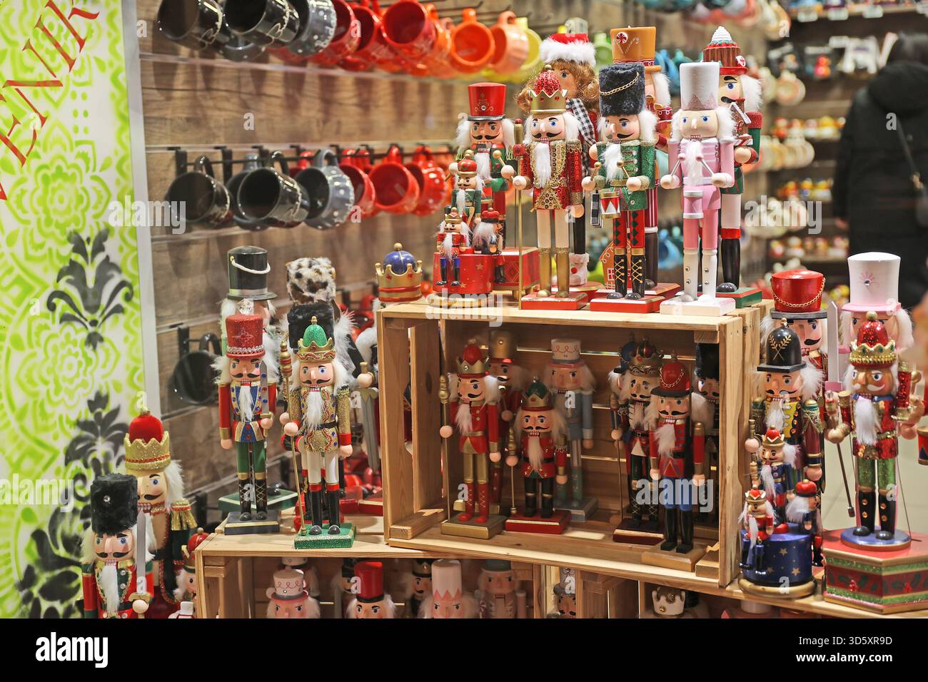 Figurines colorées festives de casse-noisette exposées dans un vitrail d'une boutique de souvenirs à Budapest, en Hongrie Banque D'Images
