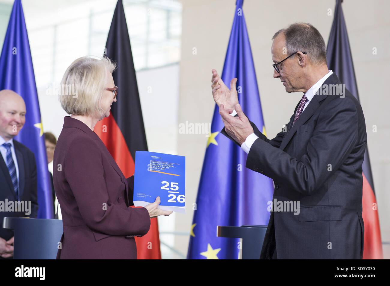 Professeur Dr Monika Schnitzer (Président du Conseil des experts) et Friedrich Merz (Chancelier fédéral de la République fédérale d'Allemagne, CDU) remise o Banque D'Images