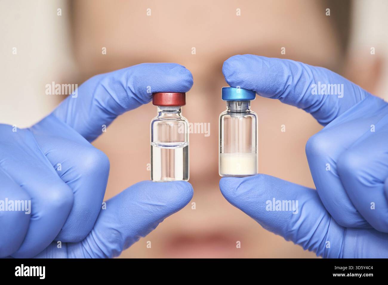 Personne masculine dans des gants bleus tient des bouteilles de vaccin. Concept de pharmacie injectable. La thérapie infirmière médicale. Les gens ont la science de la santé. Bannière carrée. Man Banque D'Images