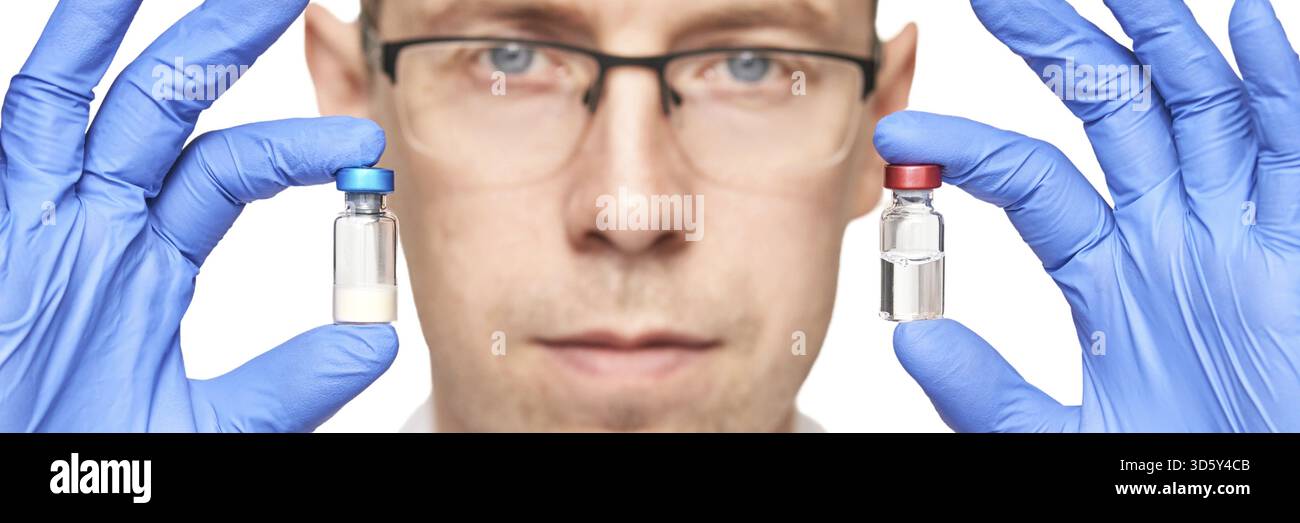 Homme dans des flacons de vaccin bleus pour boîte à gants. Concept de pharmacie de drogue par injection. Thérapie infirmière médicale. Les gens font des sciences de la santé. Bannière horizontale. Banque D'Images
