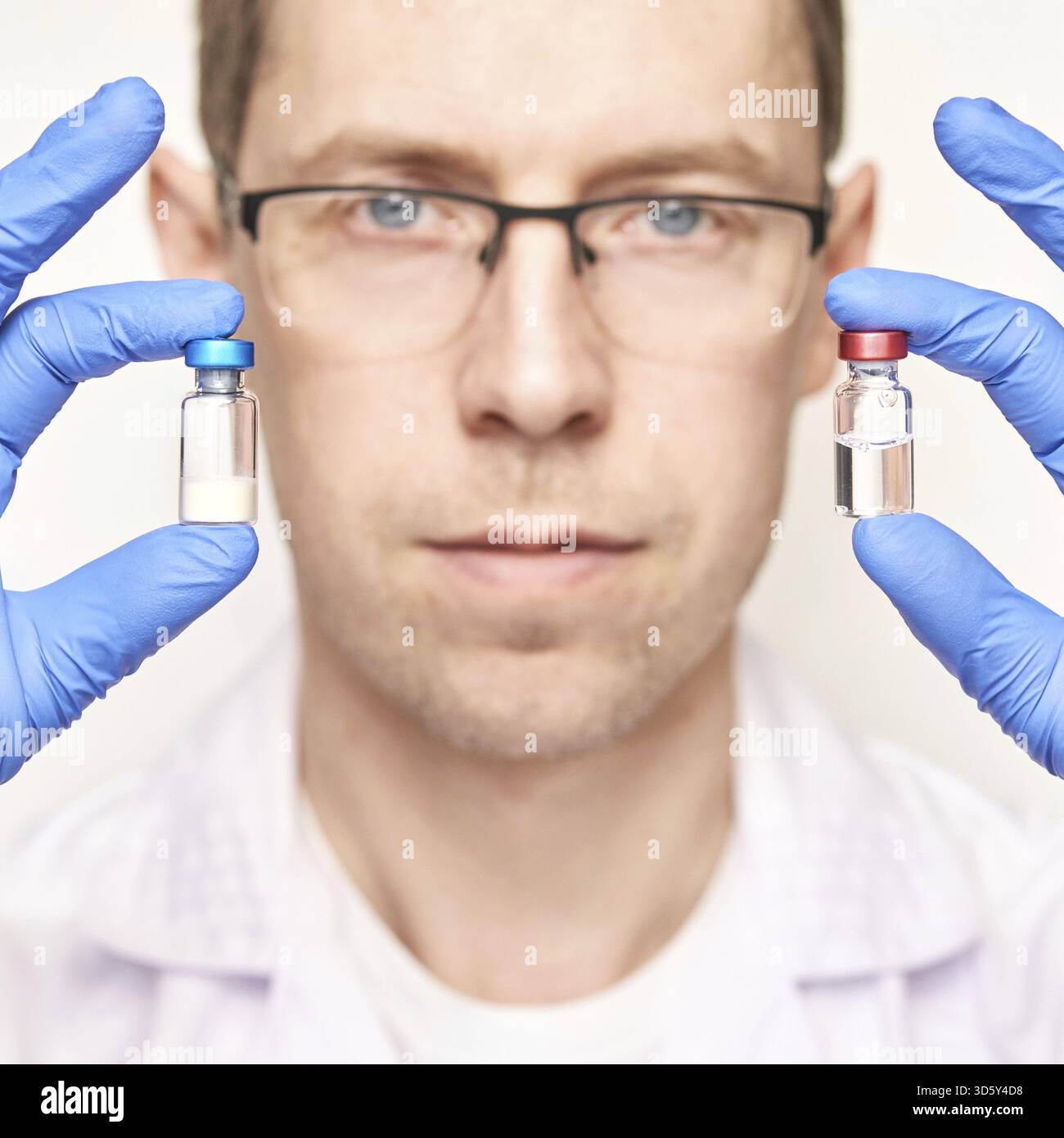 Homme dans des flacons de vaccin bleus pour boîte à gants. Concept de pharmacie de drogue par injection. Thérapie infirmière médicale. Les gens font des sciences de la santé. Bannière horizontale. Banque D'Images