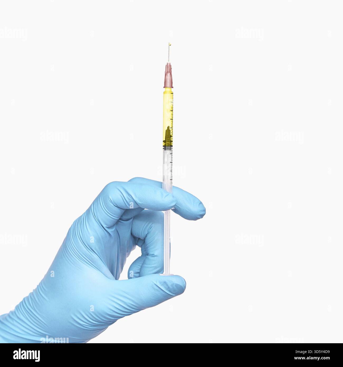 Personne dans le gant bleu tenir le flacon de vaccin avec la seringue. Concept de pharmacie d'injection. Infirmière-thérapie médicale. Les gens mains santé science. Vanne horizontale Banque D'Images