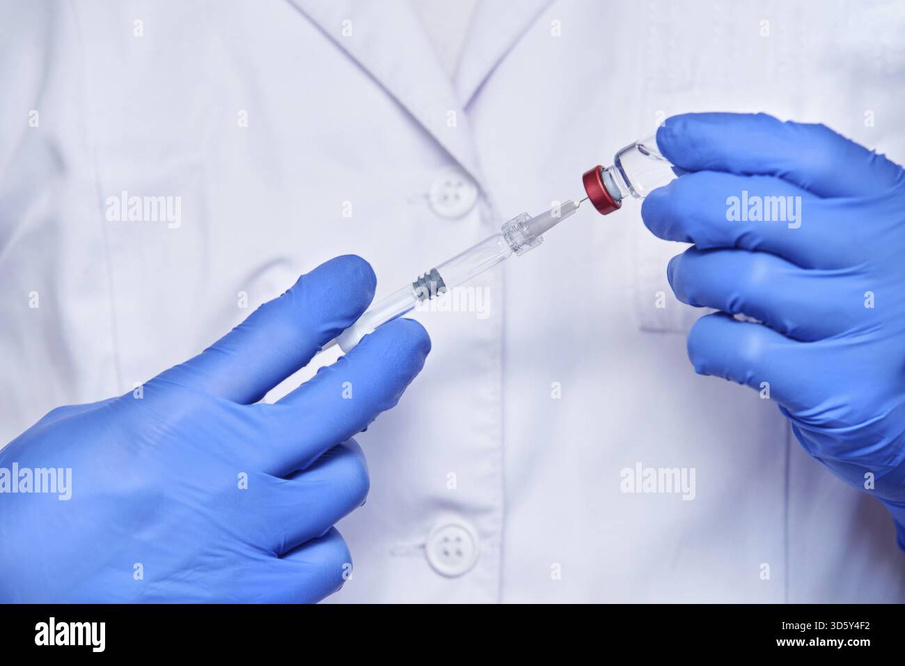 Docteur main holf médicament vaccin. Traitement de santé anti-virus. Infirmière médicale chirurgicale. Laboratoire de pharmacie. Centre de la résection. Concept Covid. Sécurité ana Banque D'Images