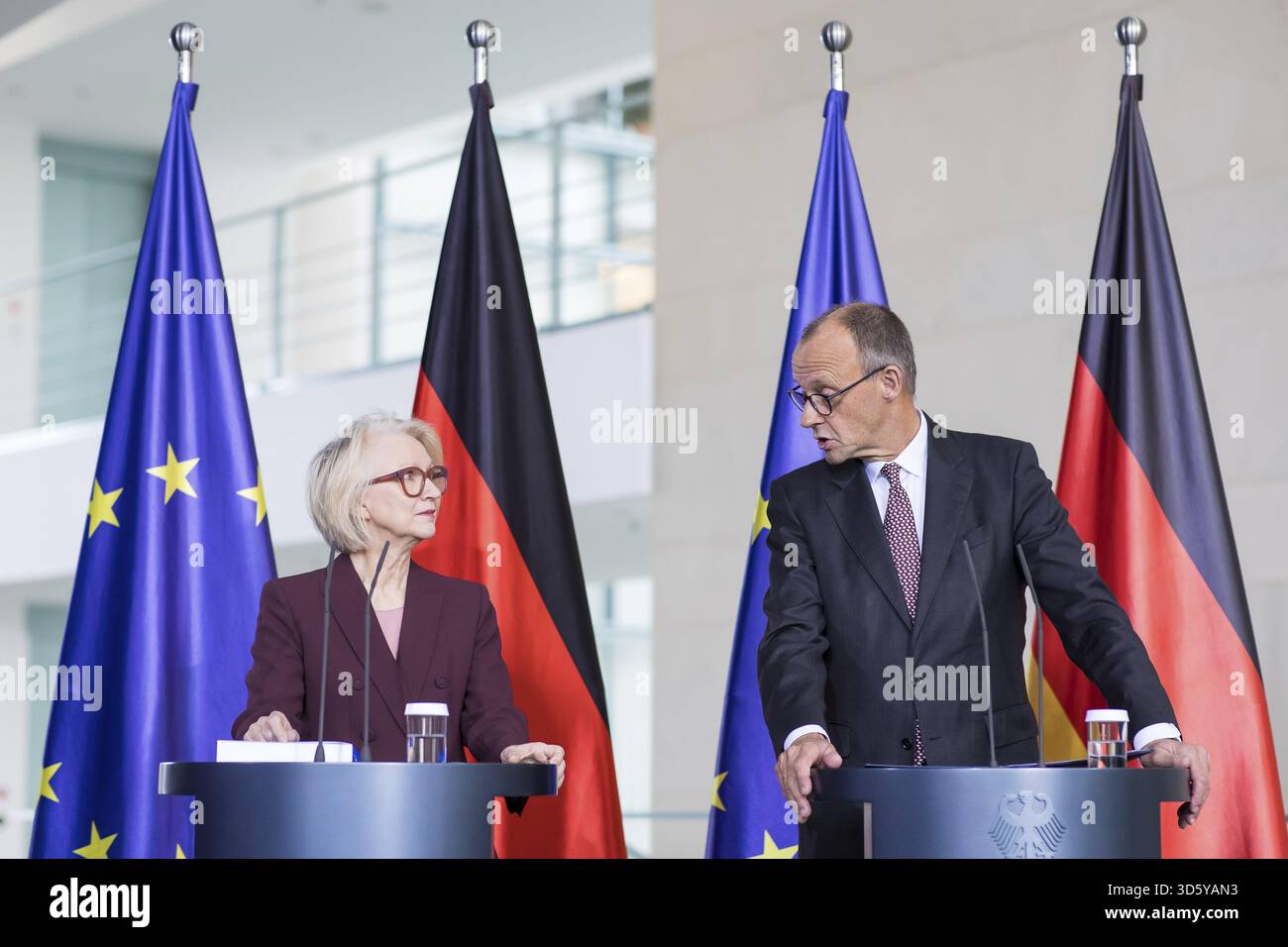 Professeur Dr Monika Schnitzer (Président du Conseil des experts) et Friedrich Merz (Chancelier fédéral de la République fédérale d'Allemagne, CDU) remise o Banque D'Images