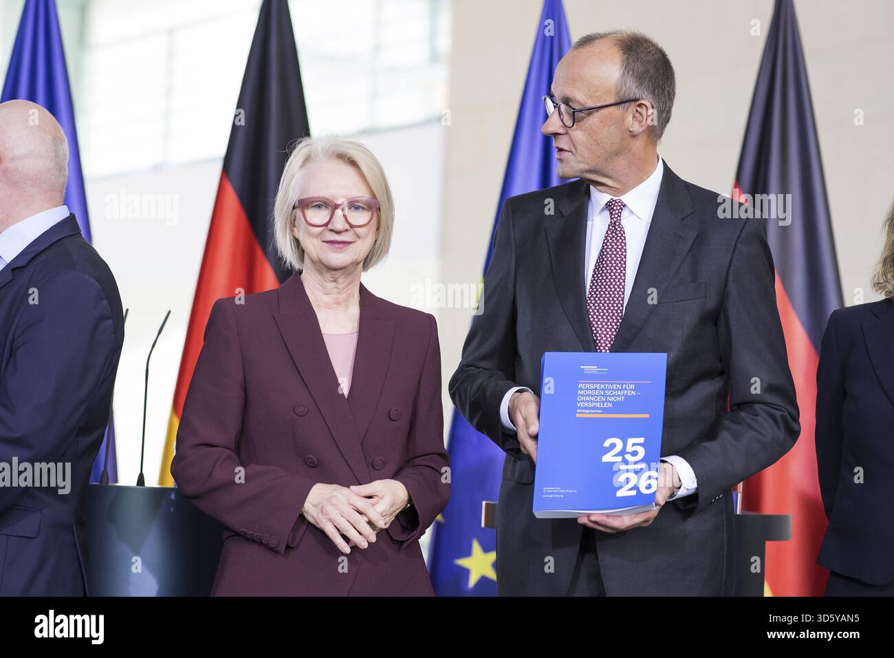 Professeur Dr Monika Schnitzer (Président du Conseil des experts) et Friedrich Merz (Chancelier fédéral de la République fédérale d'Allemagne, CDU) remise o Banque D'Images