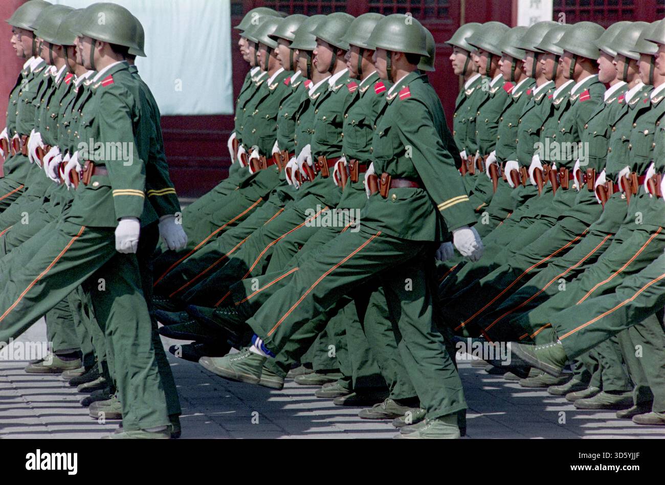 La police armée chinoise effectue des exercices militaires en formation rapprochée à l'intérieur de la Cité interdite historique, le 16 avril 1990 à Pékin, en Chine. Des policiers et des soldats lourdement armés continuent de maintenir une présence autour de la place Tiananmen après la répression des manifestants. Banque D'Images