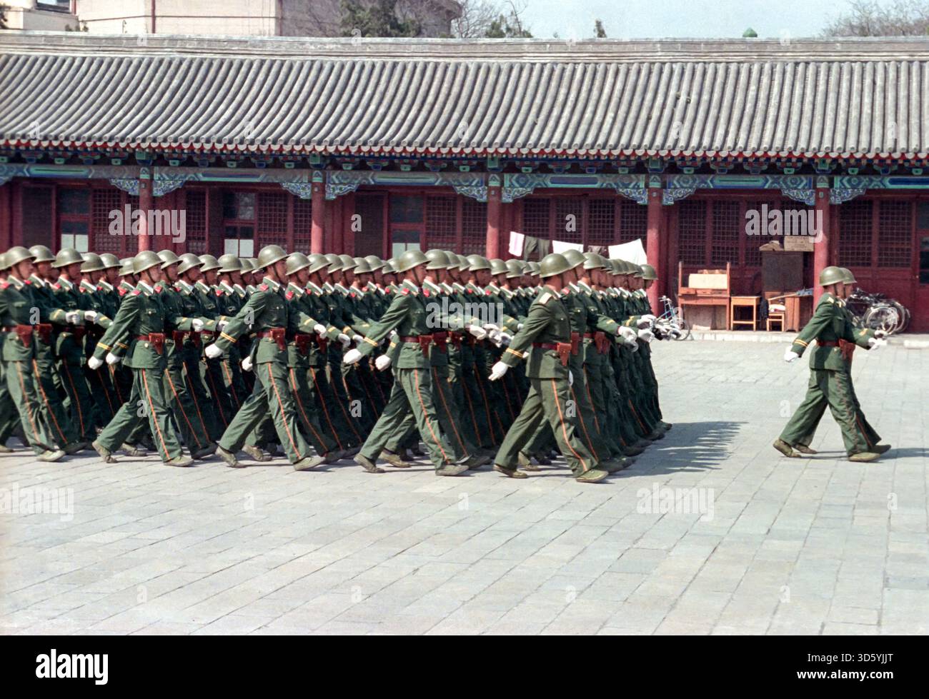 La police armée chinoise effectue des exercices militaires en formation rapprochée à l'intérieur de la Cité interdite historique, le 16 avril 1990 à Pékin, en Chine. Des policiers et des soldats lourdement armés continuent de maintenir une présence autour de la place Tiananmen après la répression des manifestants. Banque D'Images