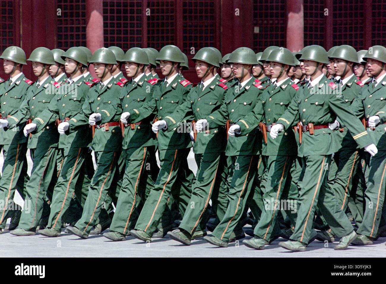 La police armée chinoise effectue des exercices militaires en formation rapprochée à l'intérieur de la Cité interdite historique, le 16 avril 1990 à Pékin, en Chine. Des policiers et des soldats lourdement armés continuent de maintenir une présence autour de la place Tiananmen après la répression des manifestants. Banque D'Images