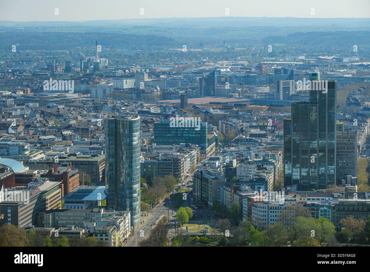 Düsseldorf paysage urbain avec des bâtiments modernes sur un jour de printemps brumeux Banque D'Images