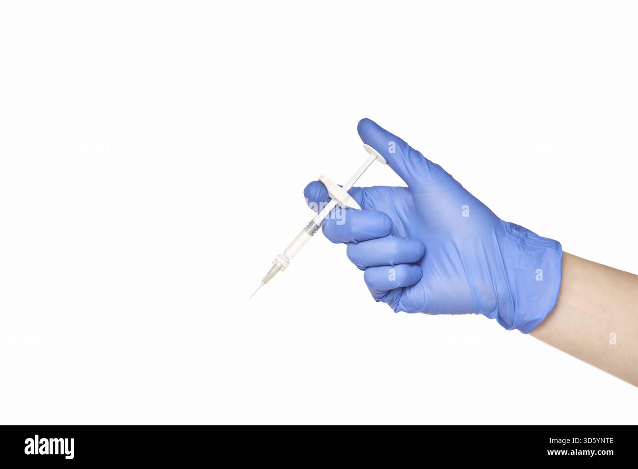 Personne dans le gant bleu tenir le flacon de vaccin avec la seringue. Concept de pharmacie d'injection. Infirmière-thérapie médicale. Les gens mains santé science. Vanne horizontale Banque D'Images