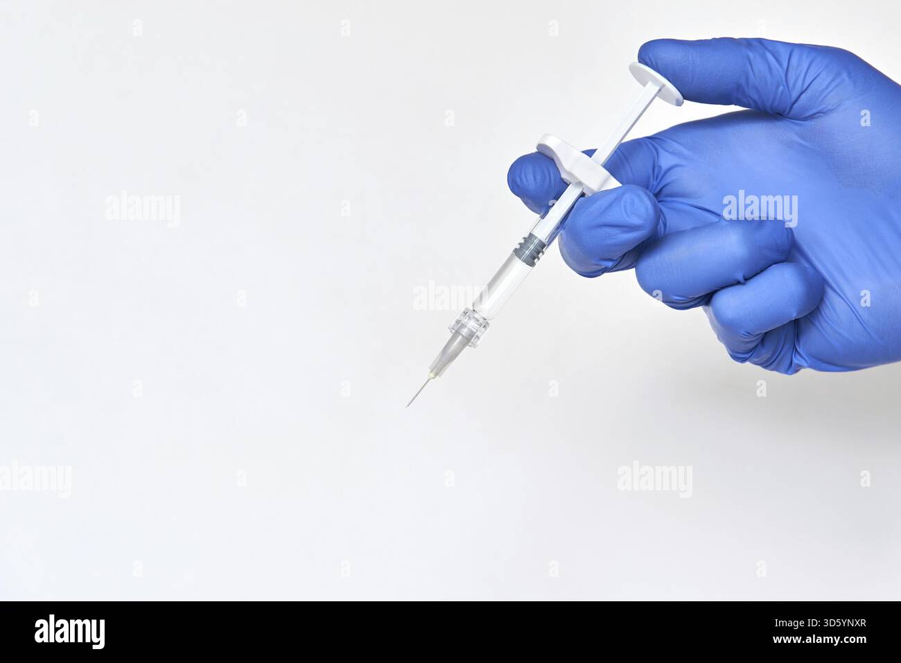 Personne dans le gant bleu tenir le flacon de vaccin avec la seringue. Concept de pharmacie d'injection. Infirmière-thérapie médicale. Les gens mains santé science. Vanne horizontale Banque D'Images