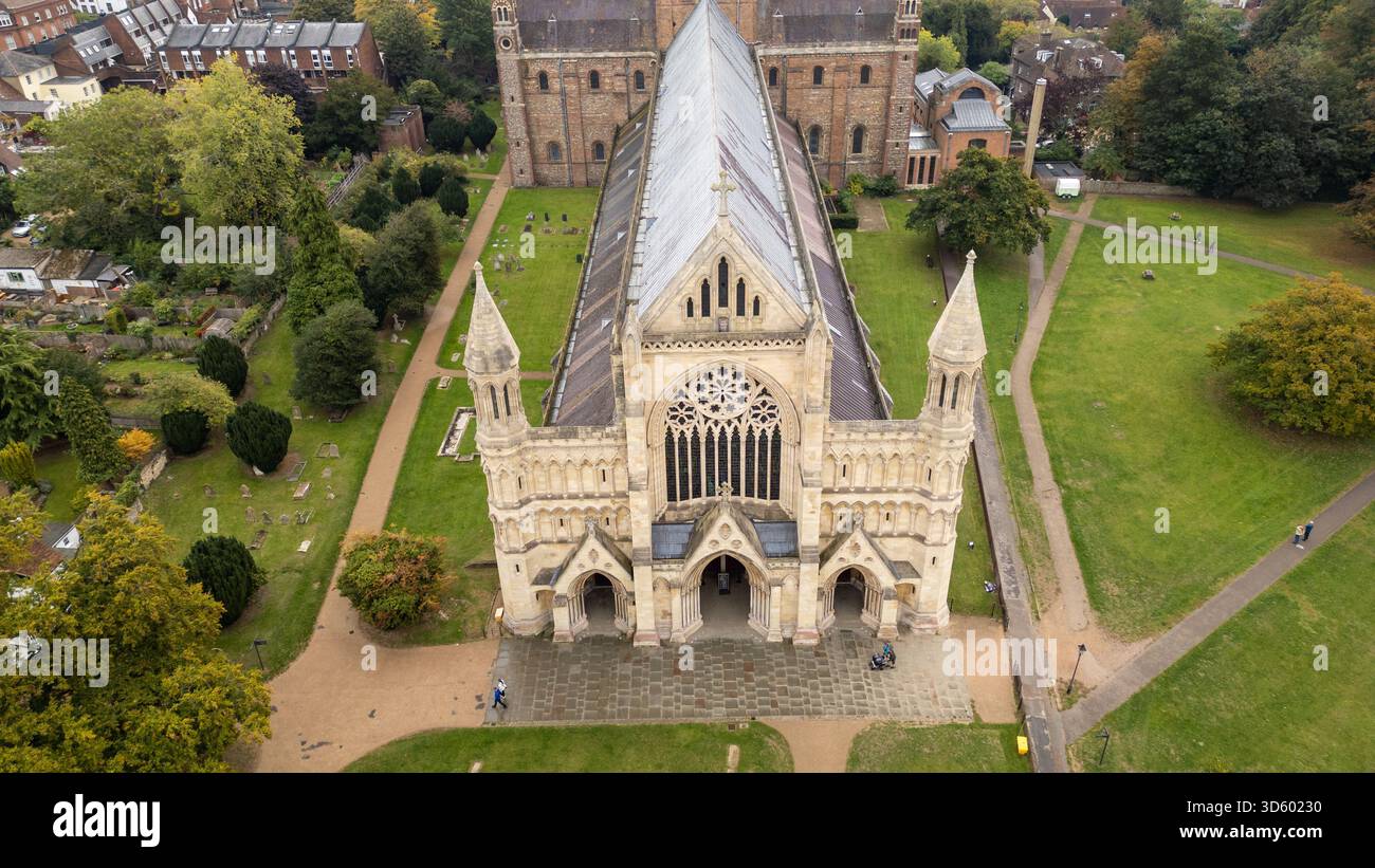 Superbe photo par drone aérien de la cathédrale d'Albans en Angleterre, mettant en valeur son architecture historique et le paysage environnant vu d'en haut. Banque D'Images