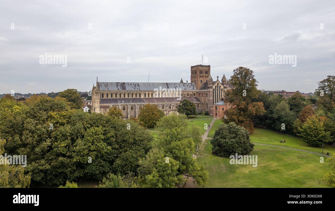 Superbe photo par drone aérien de la cathédrale d'Albans en Angleterre, mettant en valeur son architecture historique et le paysage environnant vu d'en haut. Banque D'Images