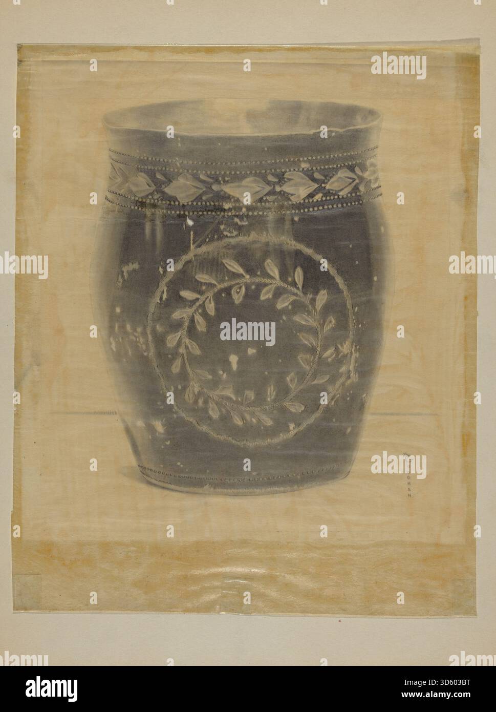 Ce bécher en étain émaillé c.1937 de Harry Goodman présente une forme cylindrique, un corps en étain métallique, une décoration en émail coloré, une finition lisse et un design de récipient à boire fonctionnel, reflétant l'artisanat en étain du XXe siècle et décoratif Banque D'Images