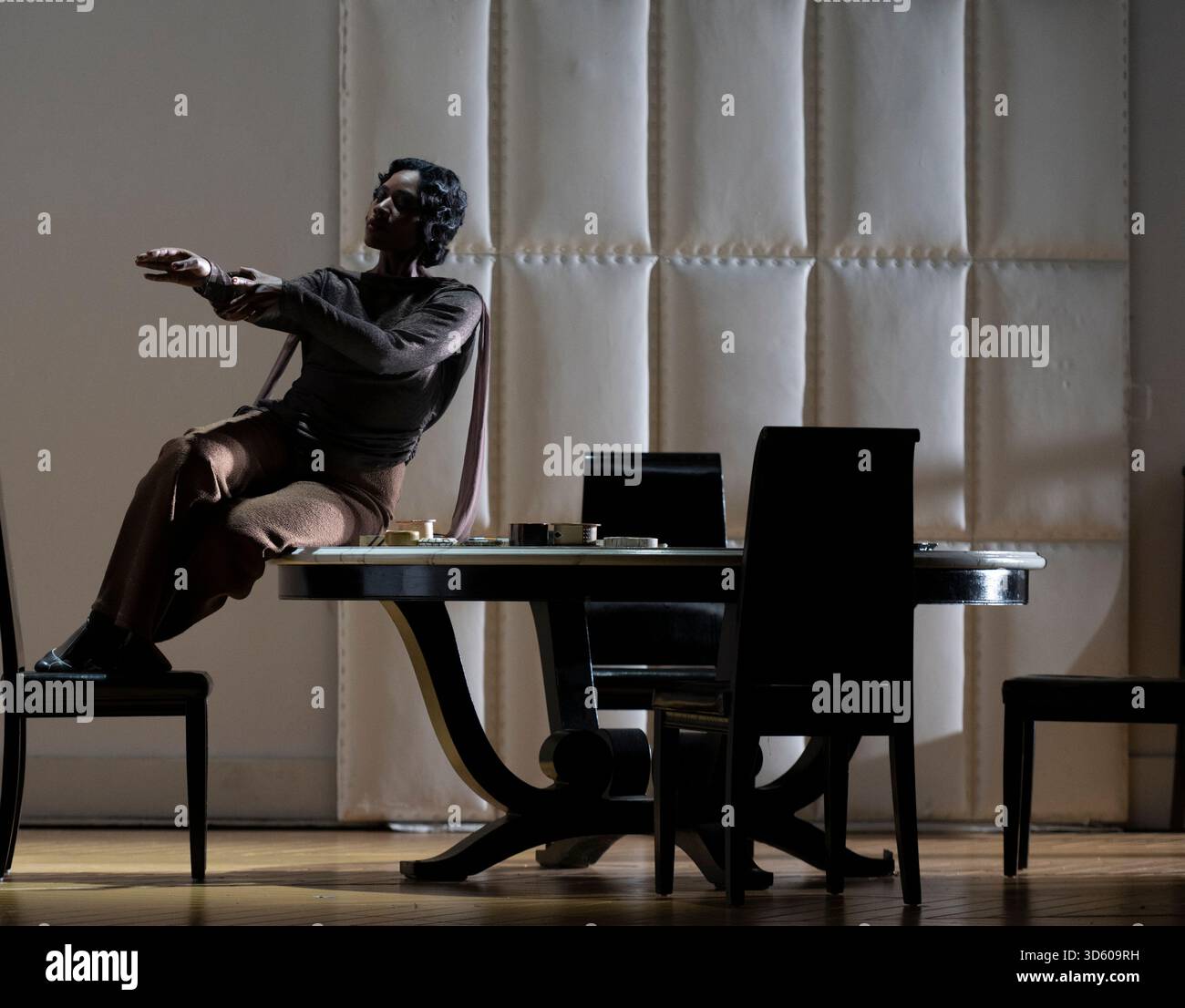 English National Opera, London Coliseum, Royaume-Uni. 17 novembre 2025. Répétition complète de Partenope de Haendel, un opéra en trois actes. Situé dans un salon parisien des années 1920, Christopher Alden produit des soirées et des cocktails non-stop s'inspire des artistes surréalistes de l'époque, dont Salvador Dali et Man Ray, le personnage d'Emilio étant basé sur Man Ray lui-même. Partenope est joué par Nardus Williams, les prétendants Arsace, Emilio et Armindo joués par Hugh Cutting, Ru Charlesworth et Jake Ingbar. Photographe Ormonte joué par William Thomas. Crédit : Malcolm Park/Alamy Live News Banque D'Images